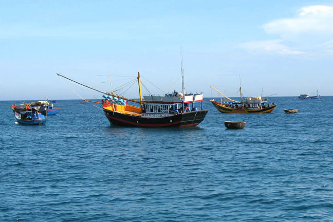Phi lý “lệnh” cấm đánh cá biển Đông